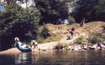 Kanus ins Wasser lassen